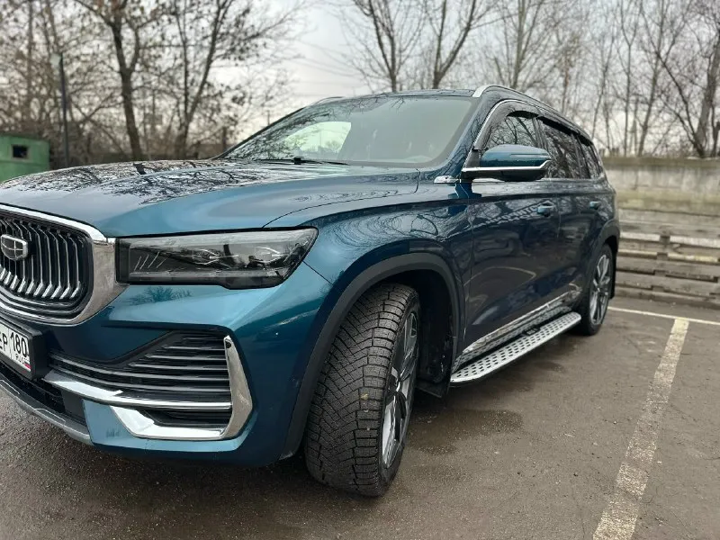 Продам свой geely monjaro 2023 года с пробегом 50.000 км! покупался новым в салоне ростова fresh avto в мае 2024 года ! мотор 2 литра турбо бенз 238 л. с ! весь в родном окрасе ! все вовремя менялось, замена масло каждые 5-7 тыс ! полностью обработана ! перед затянут пленкой ! в решетке и бампере установлена сетка ! стоят пороги ! салон весь заклеен пленкой, экраны заклеены стеклами защитными, сиденье в чехлах с момента покупки ! камера 360, хорошая музыка и так далее! короче лучше увидеть ! по комплектации гуглите, есть все что нужно для комфортной езды ! машина ни разу не подвела ! два комплекта колес, два комплекта чехлов на сиденья, два ключа ! причина продажи покупка недвижимости ! нужно поменять лобовое стекло по желанию, прилетел камушек, на это уступлю конечно ! цена 3.450 🍋 + торг ! макеевка гвардейка +79493311994 📞 звоните: +7(949)3311994 - фотография - 3