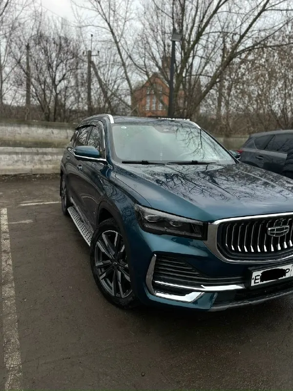 Продам свой geely monjaro 2023 года с пробегом 50.000 км! покупался новым в салоне ростова fresh avto в мае 2024 года ! мотор 2 литра турбо бенз 238 л. с ! весь в родном окрасе ! все вовремя менялось, замена масло каждые 5-7 тыс ! полностью обработана ! перед затянут пленкой ! в решетке и бампере установлена сетка ! стоят пороги ! салон весь заклеен пленкой, экраны заклеены стеклами защитными, сиденье в чехлах с момента покупки ! камера 360, хорошая музыка и так далее! короче лучше увидеть ! по комплектации гуглите, есть все что нужно для комфортной езды ! машина ни разу не подвела ! два комплекта колес, два комплекта чехлов на сиденья, два ключа ! причина продажи покупка недвижимости ! нужно поменять лобовое стекло по желанию, прилетел камушек, на это уступлю конечно ! цена 3.450 🍋 + торг ! макеевка гвардейка +79493311994 📞 звоните: +7(949)3311994 - фотография - 4