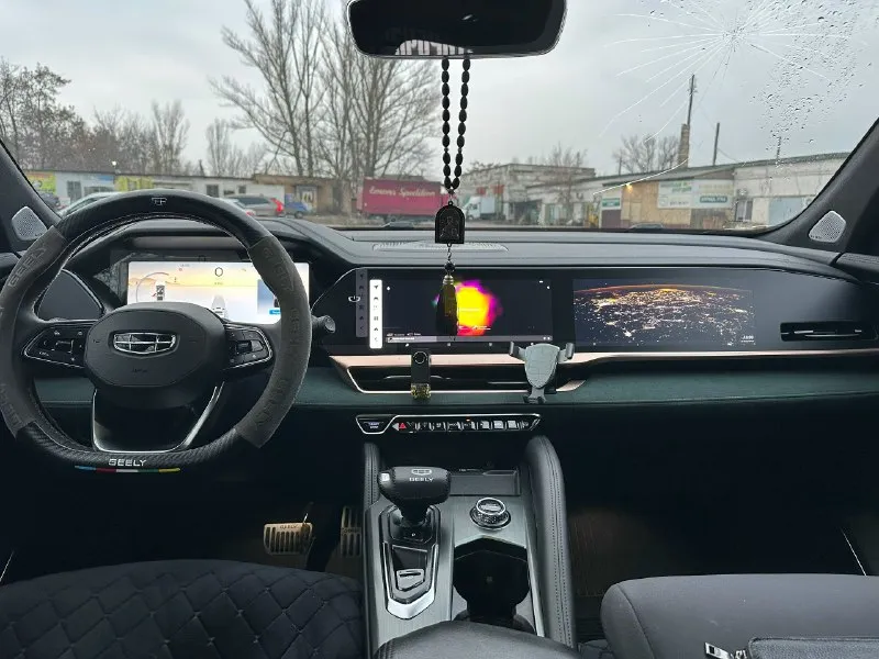 Продам свой geely monjaro 2023 года с пробегом 50.000 км! покупался новым в салоне ростова fresh avto в мае 2024 года ! мотор 2 литра турбо бенз 238 л. с ! весь в родном окрасе ! все вовремя менялось, замена масло каждые 5-7 тыс ! полностью обработана ! перед затянут пленкой ! в решетке и бампере установлена сетка ! стоят пороги ! салон весь заклеен пленкой, экраны заклеены стеклами защитными, сиденье в чехлах с момента покупки ! камера 360, хорошая музыка и так далее! короче лучше увидеть ! по комплектации гуглите, есть все что нужно для комфортной езды ! машина ни разу не подвела ! два комплекта колес, два комплекта чехлов на сиденья, два ключа ! причина продажи покупка недвижимости ! нужно поменять лобовое стекло по желанию, прилетел камушек, на это уступлю конечно ! цена 3.450 🍋 + торг ! макеевка гвардейка +79493311994 📞 звоните: +7(949)3311994 - фотография - 6