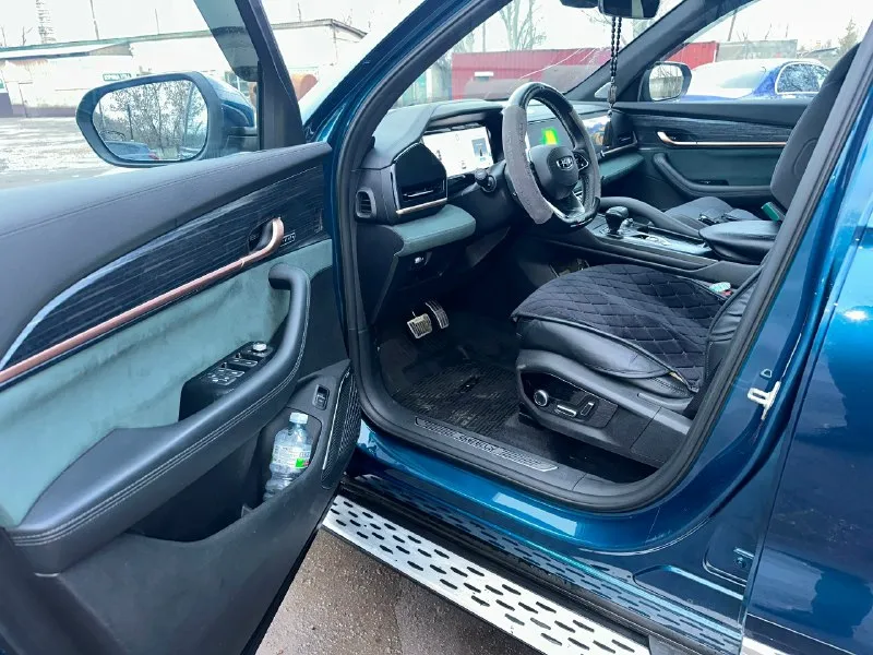 Продам свой geely monjaro 2023 года с пробегом 50.000 км! покупался новым в салоне ростова fresh avto в мае 2024 года ! мотор 2 литра турбо бенз 238 л. с ! весь в родном окрасе ! все вовремя менялось, замена масло каждые 5-7 тыс ! полностью обработана ! перед затянут пленкой ! в решетке и бампере установлена сетка ! стоят пороги ! салон весь заклеен пленкой, экраны заклеены стеклами защитными, сиденье в чехлах с момента покупки ! камера 360, хорошая музыка и так далее! короче лучше увидеть ! по комплектации гуглите, есть все что нужно для комфортной езды ! машина ни разу не подвела ! два комплекта колес, два комплекта чехлов на сиденья, два ключа ! причина продажи покупка недвижимости ! нужно поменять лобовое стекло по желанию, прилетел камушек, на это уступлю конечно ! цена 3.450 🍋 + торг ! макеевка гвардейка +79493311994 📞 звоните: +7(949)3311994 - фотография - 7