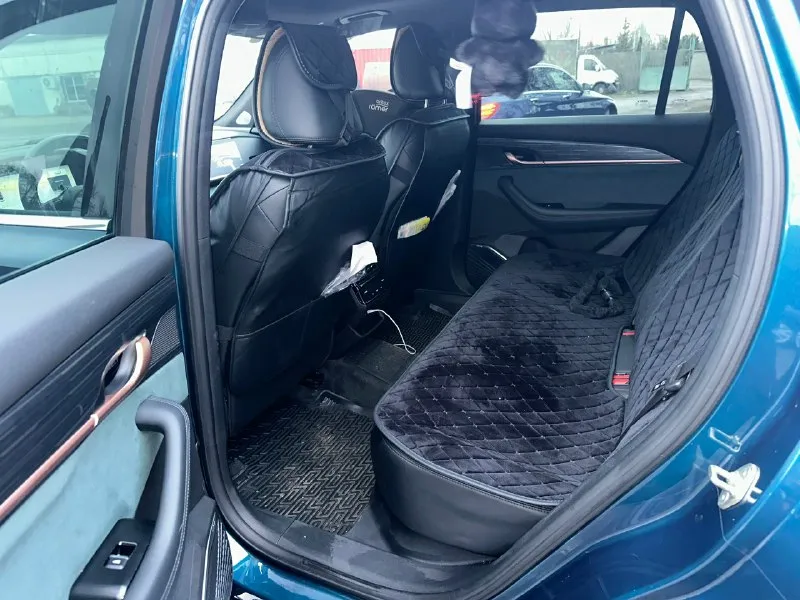 Продам свой geely monjaro 2023 года с пробегом 50.000 км! покупался новым в салоне ростова fresh avto в мае 2024 года ! мотор 2 литра турбо бенз 238 л. с ! весь в родном окрасе ! все вовремя менялось, замена масло каждые 5-7 тыс ! полностью обработана ! перед затянут пленкой ! в решетке и бампере установлена сетка ! стоят пороги ! салон весь заклеен пленкой, экраны заклеены стеклами защитными, сиденье в чехлах с момента покупки ! камера 360, хорошая музыка и так далее! короче лучше увидеть ! по комплектации гуглите, есть все что нужно для комфортной езды ! машина ни разу не подвела ! два комплекта колес, два комплекта чехлов на сиденья, два ключа ! причина продажи покупка недвижимости ! нужно поменять лобовое стекло по желанию, прилетел камушек, на это уступлю конечно ! цена 3.450 🍋 + торг ! макеевка гвардейка +79493311994 📞 звоните: +7(949)3311994 - фотография - 8