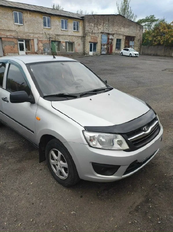 Продам ваз granta 2012 г. пробег -180000. продажа от собственника. новый акб. машина полностью обслужена. вложений не требует. без гнили и рыжиков. отдам летнюю резину. цена - 425000. возможен торг. номер телефона для связи +7949-394-64-73. донецк. 📞 звоните: +7(949)3946473 - фотография - 2