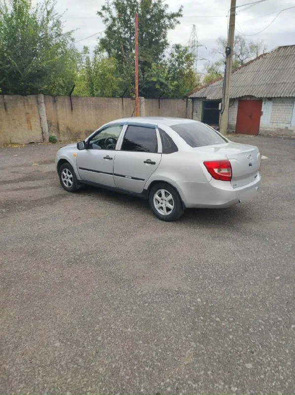 Продам ваз granta 2012 г. пробег -180000. продажа от собственника. новый акб. машина полностью обслужена. вложений не требует. без гнили и рыжиков. отдам летнюю резину. цена - 425000. возможен торг. номер телефона для связи +7949-394-64-73. донецк. 📞 звоните: +7(949)3946473 - фотография - 3