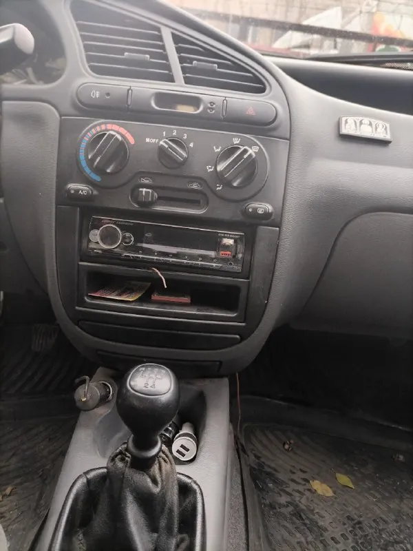 Продам с гос номерами. год выпуска 2009. в хорошем состоянии, все во время обслуживалось. родной пробег 180тыс. в родном окрасе (кроме порогов и переднего правого крыла). хорошая комплектация кондиционер работает, летом заправляла. есть неплохая музыка. документы в полном порядке, оформление без проблем. никаких дтп не было, по кузову есть нюансы их на фото видно! всё работает как часики, коробка не пинает, масло не жрёт. цена 170 тыс рублей - торги и всё остальное - при встрече! +79591468154 г. луганск 📞 звоните: +7(959)1468154 - фотография - 7