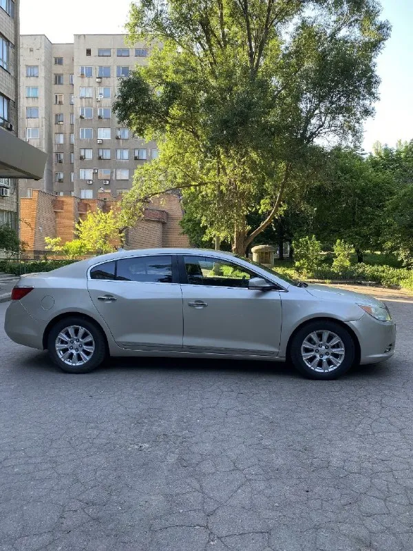 Buick lacrosse 2013 2.4 гибрид кожаный салон с деревянными вставками, мультируль, цветной многофункциональный дисплей, электропривод водительского сидения, abs, ebd, bas, tsc, круиз-контроль, парктроник, климат-контроль, датчик света и многое другое. машина не требует ремонта, кузов без коррозии. агрегаты исправны. донецк вопросы только по телефону 850 тыс. руб, торг +7 (949) 331-21-77 📞 звоните: +7(949)3312177 - фотография - 3