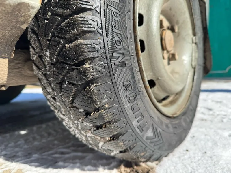 Продам dacia solenza 2004г учёт украинский и временный лнр. можно оформить на временный рф 5 лет на вас или постоянный если свяжитесь с хозяином. хорошее состояние, на полном ходу. эл. стеклоподъёмники, музыка, ц. замок. двигатель 1.4 (логан), расход 5-6 л. два комплекта колес, зима на штампах + лето на литых. цена: 125 000₽. торг. +79591906408 (telegram) 📞 звоните: +7(959)1906408 - фотография - 2