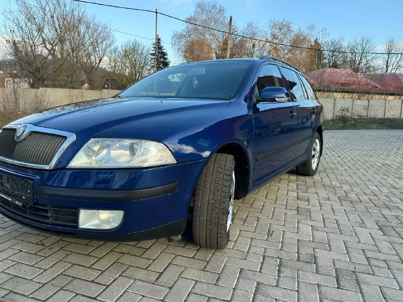 Skoda octavia a5. автомобиль в отличном состоянии и прекрасном цвете. 2008 год выпуска. двигатель 1.6 и классический 6-ступенчатый автомат. по кузову всё отлично, без ржавчины и гнили. арки обработаны. по ходовой части вопросов нет. из последнего заменил стойки передние и задние, а также стойки стабилизатора. коробка работает отлично, переключает плавно, без пинков и рывков. двигатель масло не расходует от замены до замены! цена 715000 рублей. торг при осмотре! макеевка. 79493851814. 📞 звоните: +7(949)3851814 - фотография - 2