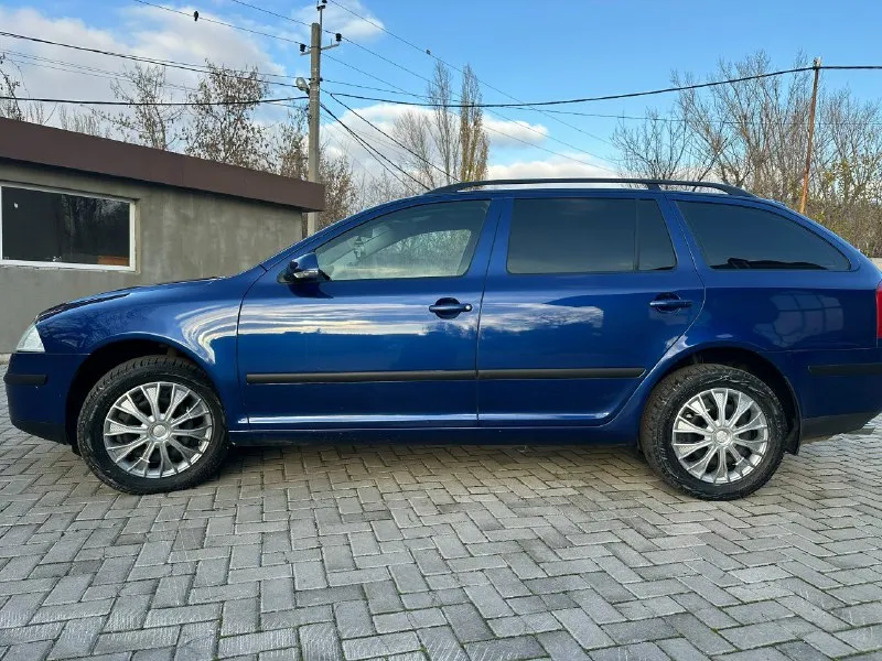 Skoda octavia a5. автомобиль в отличном состоянии и прекрасном цвете. 2008 год выпуска. двигатель 1.6 и классический 6-ступенчатый автомат. по кузову всё отлично, без ржавчины и гнили. арки обработаны. по ходовой части вопросов нет. из последнего заменил стойки передние и задние, а также стойки стабилизатора. коробка работает отлично, переключает плавно, без пинков и рывков. двигатель масло не расходует от замены до замены! цена 715000 рублей. торг при осмотре! макеевка. 79493851814. 📞 звоните: +7(949)3851814 - фотография - 3