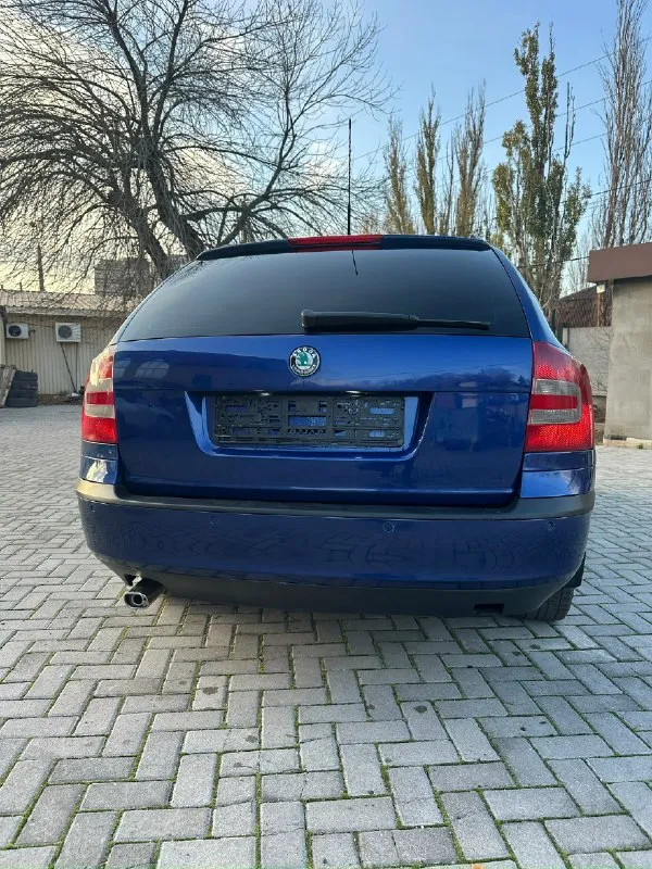 Skoda octavia a5. автомобиль в отличном состоянии и прекрасном цвете. 2008 год выпуска. двигатель 1.6 и классический 6-ступенчатый автомат. по кузову всё отлично, без ржавчины и гнили. арки обработаны. по ходовой части вопросов нет. из последнего заменил стойки передние и задние, а также стойки стабилизатора. коробка работает отлично, переключает плавно, без пинков и рывков. двигатель масло не расходует от замены до замены! цена 715000 рублей. торг при осмотре! макеевка. 79493851814. 📞 звоните: +7(949)3851814 - фотография - 4