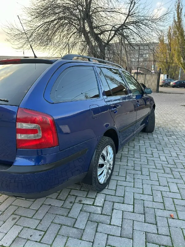 Skoda octavia a5. автомобиль в отличном состоянии и прекрасном цвете. 2008 год выпуска. двигатель 1.6 и классический 6-ступенчатый автомат. по кузову всё отлично, без ржавчины и гнили. арки обработаны. по ходовой части вопросов нет. из последнего заменил стойки передние и задние, а также стойки стабилизатора. коробка работает отлично, переключает плавно, без пинков и рывков. двигатель масло не расходует от замены до замены! цена 715000 рублей. торг при осмотре! макеевка. 79493851814. 📞 звоните: +7(949)3851814 - фотография - 5