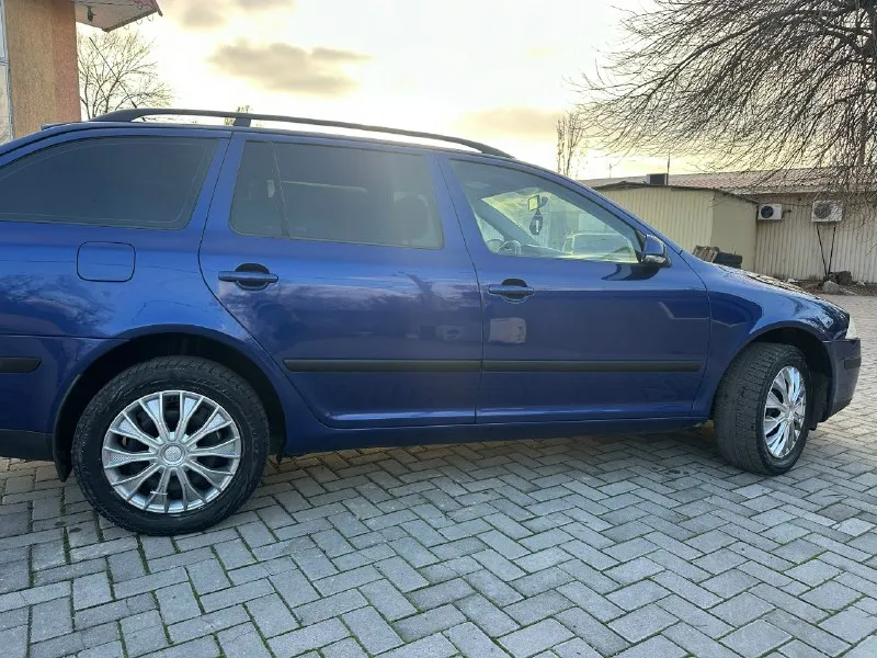 Skoda octavia a5. автомобиль в отличном состоянии и прекрасном цвете. 2008 год выпуска. двигатель 1.6 и классический 6-ступенчатый автомат. по кузову всё отлично, без ржавчины и гнили. арки обработаны. по ходовой части вопросов нет. из последнего заменил стойки передние и задние, а также стойки стабилизатора. коробка работает отлично, переключает плавно, без пинков и рывков. двигатель масло не расходует от замены до замены! цена 715000 рублей. торг при осмотре! макеевка. 79493851814. 📞 звоните: +7(949)3851814 - фотография - 6