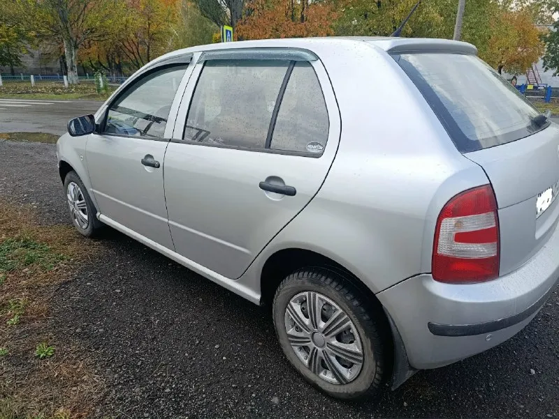 Продаю собственный авто skoda fabia 1,2 mt, 2005 г. побег 215 000 км 3 владельца по птс кузов оценкован, двигатель как часики, коробка в идеале, ходовка как мячик комплектация - мр3, кондиционер, парктроник, сигнализация два комплекта резины юридически чистая цена 350 000 руб. (торг у машины) +79493398250 📞 звоните: +7(949)3398250 - фотография - 3