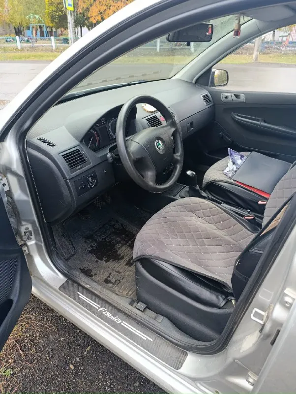 Продаю собственный авто skoda fabia 1,2 mt, 2005 г. побег 215 000 км 3 владельца по птс кузов оценкован, двигатель как часики, коробка в идеале, ходовка как мячик комплектация - мр3, кондиционер, парктроник, сигнализация два комплекта резины юридически чистая цена 350 000 руб. (торг у машины) +79493398250 📞 звоните: +7(949)3398250 - фотография - 4
