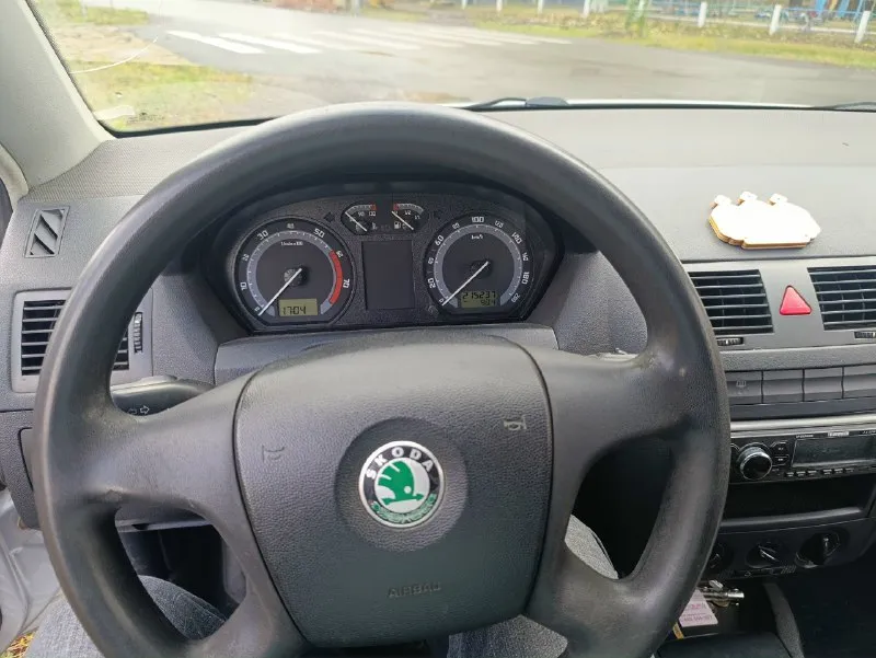 Продаю собственный авто skoda fabia 1,2 mt, 2005 г. побег 215 000 км 3 владельца по птс кузов оценкован, двигатель как часики, коробка в идеале, ходовка как мячик комплектация - мр3, кондиционер, парктроник, сигнализация два комплекта резины юридически чистая цена 350 000 руб. (торг у машины) +79493398250 📞 звоните: +7(949)3398250 - фотография - 5