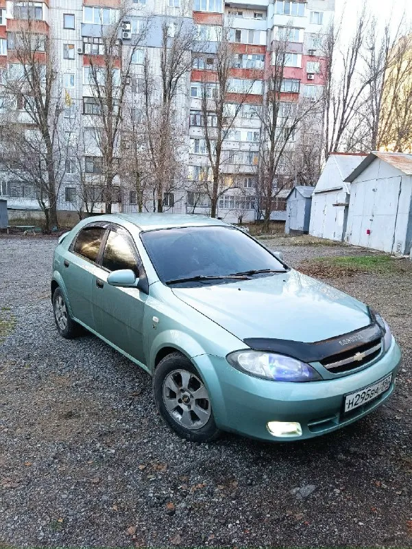 Продам chevrolet лачетти 2004 года. продажа от собственника, переоформление в мрэо без проблем 180 регион! двигатель работает отлично, масло не ест. короба без нареканий. по ходовой части обслужена, в ходу мягкая. новая зимняя резина. 200км назад сделано т. о. с заменой масла жидкостей и т. д. в общем автомобиль обслужен и готов к эксплуатации. кондиционер, гур, обогрев заднего стекла, стекло-подъёмники, abs, центральный замок, подушки безопасности, парктроники, музыка. цена: 500 тысяч рублей с торгом. находится в городе донецк/ телефон. +79495120912 📞 звоните: +7(949)5120912 - фотография - 2