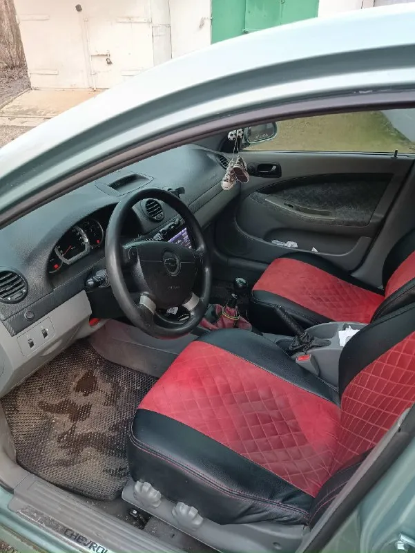 Продам chevrolet лачетти 2004 года. продажа от собственника, переоформление в мрэо без проблем 180 регион! двигатель работает отлично, масло не ест. короба без нареканий. по ходовой части обслужена, в ходу мягкая. новая зимняя резина. 200км назад сделано т. о. с заменой масла жидкостей и т. д. в общем автомобиль обслужен и готов к эксплуатации. кондиционер, гур, обогрев заднего стекла, стекло-подъёмники, abs, центральный замок, подушки безопасности, парктроники, музыка. цена: 500 тысяч рублей с торгом. находится в городе донецк/ телефон. +79495120912 📞 звоните: +7(949)5120912 - фотография - 5