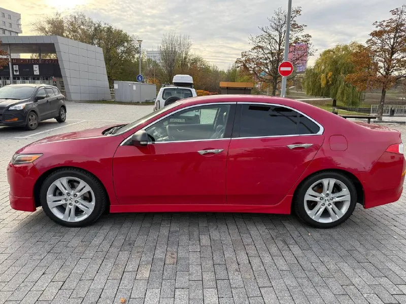 Продам honda accord 8 2.4 mt type-s 2008. автомобиль в заводском окрасе, цвет milano red, без дтп. установлены линзы и ксенон, led птф. установлена винтовая регулируемая подвеска (фултап койловеры), регулировка по высоте и жесткости. доработан приятный, басовитый выхлоп. авто во владении около года, за это время заменены все жидкости, сцепление в сборе, свечи, диски/колодки вкруг, перебрана ходовая. мотор не троит, не дымит тянет отлично. коробка в нормальном состоянии, передачи переключатся отлично, не вылетают, единственное между 1 и 2 передачей небольшой износ синхронизатора - не критично. все работает, нет никаких ошибок. пригонял для себя, до этого авто все время находилось в ростовской обл и краснодарском крае ( нет коррозий и гнили). за машиной следили, обслуживали как положено. оригинальный пробег 320.000 км. есть возрастные сколы на лкп ввиду заводского окраса и возраста авто. vin: jhmcu25609c211195 цена 890.000₽. небольшой торг у капота tg: @n888iks +79491888000 - фотография - 3