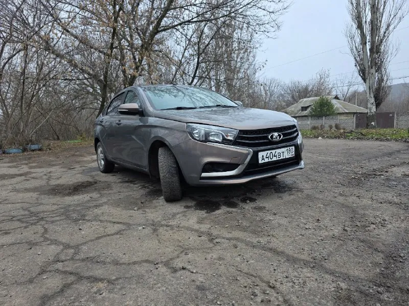 Продам ваз веста 2017г. , 1,6л. , 16кл. , механика, abs, esp, пробег родной 140 000км, кондиционер(заправлен, работает). состояние отличное. технически без вложений сел и поехал. двигатель масло не расходует, коробка в идеале. по подвеске все отлично без единого стука и бряка, обслуживалась вовремя, . по кузову гнили нет, как на фото, стекла родные! салон чистый не прокуренный. эур, передние стеклоподъемники, подогрев передних сидений, музыка, сигнализация с автозапуском, задние парктроники, эра-глонасс. осмотр донецк продажа от собственника с переоформлением. 2 комплекта резины цена 800т. р. +79493808903 📞 звоните: +7(949)3808903 - фотография - 2