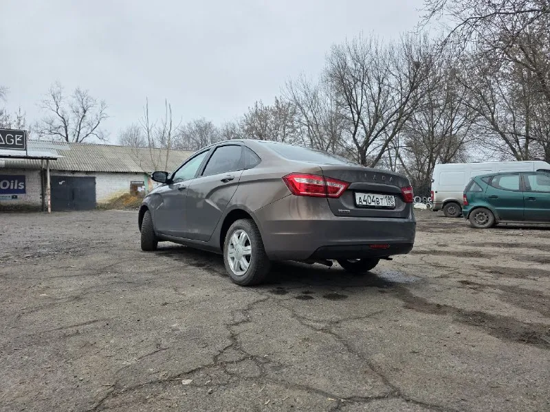 Продам ваз веста 2017г. , 1,6л. , 16кл. , механика, abs, esp, пробег родной 140 000км, кондиционер(заправлен, работает). состояние отличное. технически без вложений сел и поехал. двигатель масло не расходует, коробка в идеале. по подвеске все отлично без единого стука и бряка, обслуживалась вовремя, . по кузову гнили нет, как на фото, стекла родные! салон чистый не прокуренный. эур, передние стеклоподъемники, подогрев передних сидений, музыка, сигнализация с автозапуском, задние парктроники, эра-глонасс. осмотр донецк продажа от собственника с переоформлением. 2 комплекта резины цена 800т. р. +79493808903 📞 звоните: +7(949)3808903 - фотография - 3