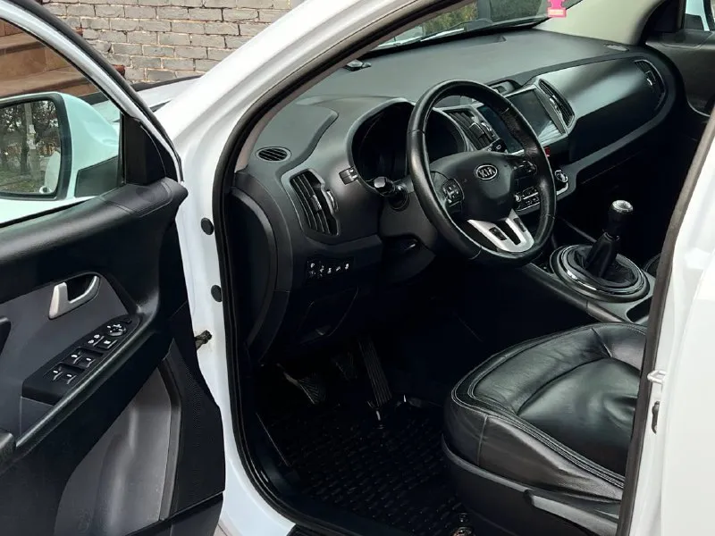 Продам kia sportage год:2011 цена:1.230.000₽ привод:полный пробег:153.000км коробка:механика :2л номер: +79494043922 или +79491003435 на обоих номерах телеграмм авто в идеальном состоянии без каких либо вложений сел и поехал, мотор и коробка в отличном состоянии, ходовая часть вся обслужена! полный привод обслужен, авто в максимальной комплектации:кожаный салон, раздельный климат контроль, парктроники, круиз контроль, камера заднего вида, обогревы всех сидений, помощь при спуске, мульти руль, датчики дождя и света, полный бортовой компьютер, и многое другое, больше информации по телефону. 📞 звоните: +7(949)4043922 - фотография - 8