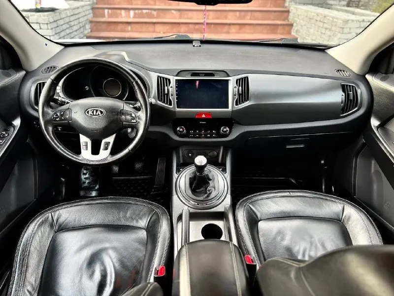 Продам kia sportage год:2011 цена:1.230.000₽ привод:полный пробег:153.000км коробка:механика :2л номер: +79494043922 или +79491003435 на обоих номерах телеграмм авто в идеальном состоянии без каких либо вложений сел и поехал, мотор и коробка в отличном состоянии, ходовая часть вся обслужена! полный привод обслужен, авто в максимальной комплектации:кожаный салон, раздельный климат контроль, парктроники, круиз контроль, камера заднего вида, обогревы всех сидений, помощь при спуске, мульти руль, датчики дождя и света, полный бортовой компьютер, и многое другое, больше информации по телефону. 📞 звоните: +7(949)4043922 - фотография - 9
