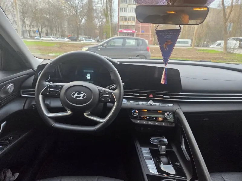 Hyundai elantra 2023 1.5 пробег: 17000км куплена в октябре 2024г один хозяин, не бита, не крашена. состояние идеальное. допов на 100 000 рублей. цена: 2 450 000р торг, обмен. tg: @nestviks +79953988810 андрей 📞 звоните: +7(995)3988810 - фотография - 7