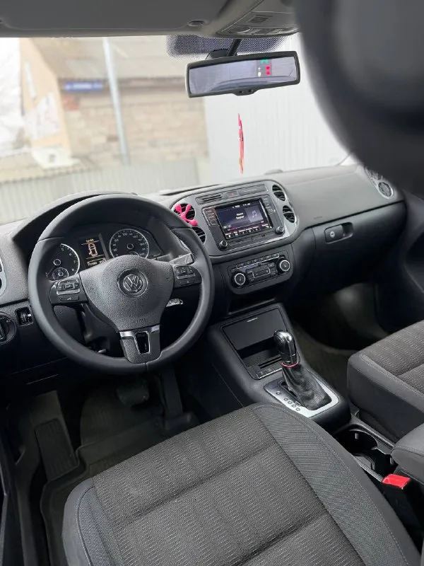 Volkswagen tiguan год-2011 полный привод мотор-2.0 бенз коробка-автомат цена-1.265.000 торг-обмен номер +79497546213 машина в идеальном состояние и вложений не требует кузов без дефектов, мотор коробка и ходовая также же без нареканий, сели и поехали по электрике так же всё исправно салон ухожен и не прокурен замены масла каждые 6 тысяч км богатая комплектация электро регулировка зеркал, полный электро пакет, кожаный мультируль, датчик света и дождя, круиз контроль, двух зонный климат, подогрев сидений, мультимедиа с блютуз за машину не стыдно - фотография - 5
