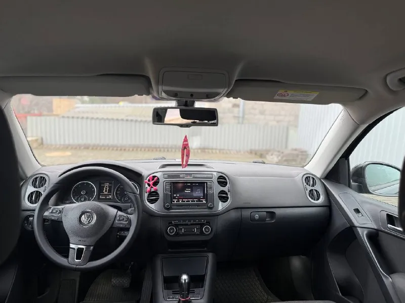 Volkswagen tiguan год-2011 полный привод мотор-2.0 бенз коробка-автомат цена-1.265.000 торг-обмен номер +79497546213 машина в идеальном состояние и вложений не требует кузов без дефектов, мотор коробка и ходовая также же без нареканий, сели и поехали по электрике так же всё исправно салон ухожен и не прокурен замены масла каждые 6 тысяч км богатая комплектация электро регулировка зеркал, полный электро пакет, кожаный мультируль, датчик света и дождя, круиз контроль, двух зонный климат, подогрев сидений, мультимедиа с блютуз за машину не стыдно - фотография - 6