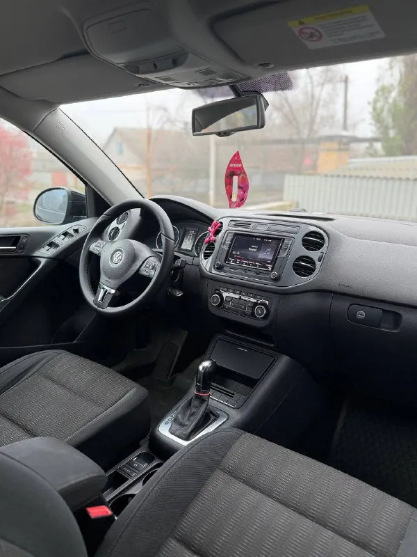 Volkswagen tiguan год-2011 полный привод мотор-2.0 бенз коробка-автомат цена-1.265.000 торг-обмен номер +79497546213 машина в идеальном состояние и вложений не требует кузов без дефектов, мотор коробка и ходовая также же без нареканий, сели и поехали по электрике так же всё исправно салон ухожен и не прокурен замены масла каждые 6 тысяч км богатая комплектация электро регулировка зеркал, полный электро пакет, кожаный мультируль, датчик света и дождя, круиз контроль, двух зонный климат, подогрев сидений, мультимедиа с блютуз за машину не стыдно - фотография - 7