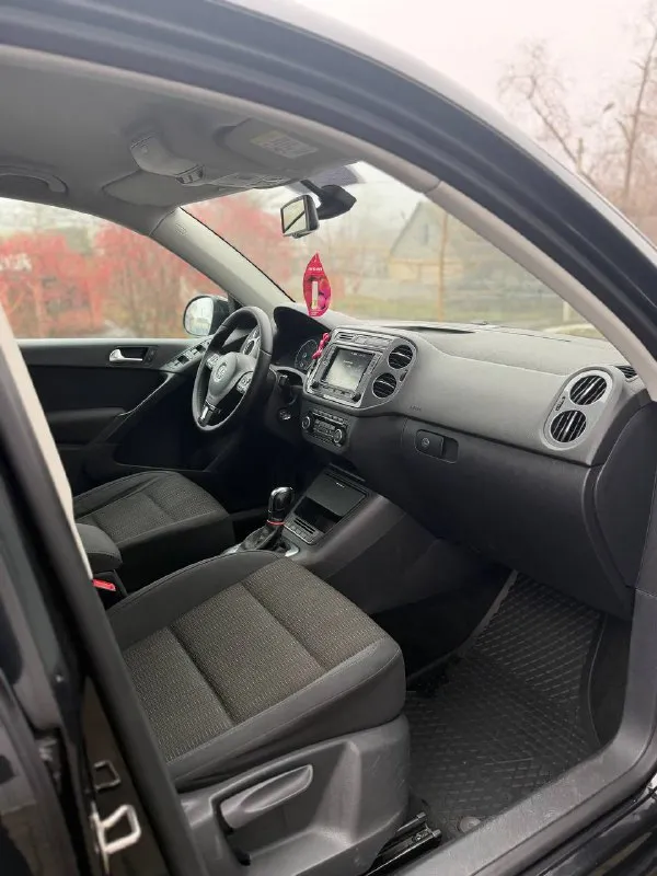 Volkswagen tiguan год-2011 полный привод мотор-2.0 бенз коробка-автомат цена-1.265.000 торг-обмен номер +79497546213 машина в идеальном состояние и вложений не требует кузов без дефектов, мотор коробка и ходовая также же без нареканий, сели и поехали по электрике так же всё исправно салон ухожен и не прокурен замены масла каждые 6 тысяч км богатая комплектация электро регулировка зеркал, полный электро пакет, кожаный мультируль, датчик света и дождя, круиз контроль, двух зонный климат, подогрев сидений, мультимедиа с блютуз за машину не стыдно - фотография - 8