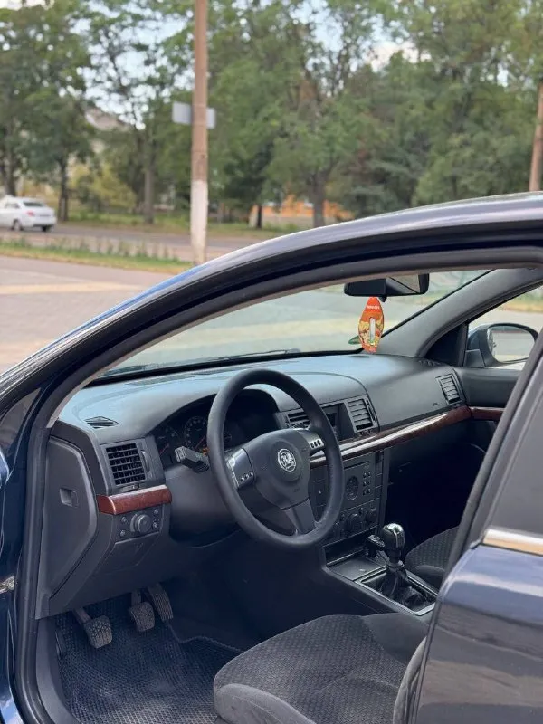 Продам opel vectra c продажа от собственника!!! год выпуска- 2002 года объем двигателя-1.8!!(крепкий мотор) пробег -220.000 тыс км коробка передач-5-ти ступенчатая машина в хорошем техническом состоянии! автомобиль без единого рыжика по кузову. вообщем, пригонял для себя в 2021 году из германии!!!( есть все сервисные книжки) ну путайте с россиянкой ))) все стекла заводские. комплектация: -4 стеклоподъемника -круиз контроль -кондиционер( заправлен, дует на 5/5) -10 подушек безопасности за машиной следил, замена ремня грм, помпы 10т. км. назад, полностью обслужена по ходовой, новые тормозные диски и колодки(перед) задние колодки(зад) установлен газ евро-4! стоит новая летняя резина, покупал в 2025 году. в подарок отдам зимнюю резину с дисками газ вписан в птс. могу поприсутствовать с вами в мрэо! цена-480000 руб ( торг) все дополнительные вопросы по телефону: +7 (949) 333-10-75 - фотография - 2