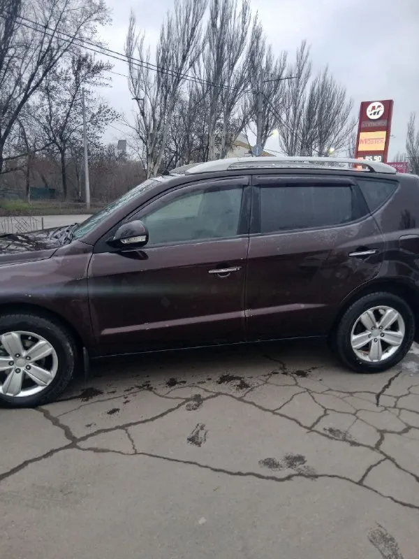 Продам geely emgrand x7 2014 2 литра механика в отличном состоянии двигатель работает ровно не дымит масло не расходует коробка отлично ходовка не брякает кузов в отличном состоянии снаружи и также по дну машина без вложений работает все два комплекта резины, по комплектации кондёр, полный электро пакет, парктроник, подогрев передних сидений, магнитафон андроид камера заднего вида мульти руль цена 770 тыс руб торг осмотр макеевка центр +79494662135 📞 звоните: +7(949)4662135 - фотография - 1
