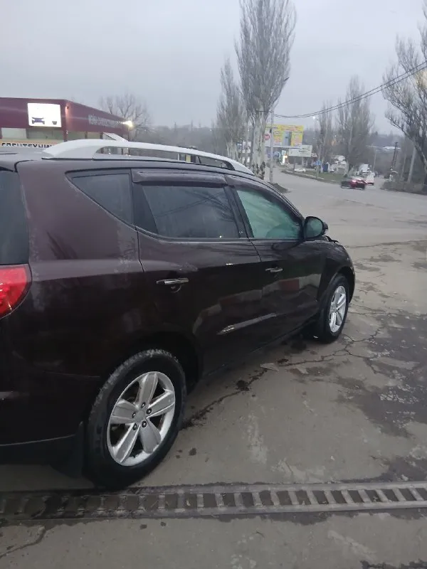 Продам geely emgrand x7 2014 2 литра механика в отличном состоянии двигатель работает ровно не дымит масло не расходует коробка отлично ходовка не брякает кузов в отличном состоянии снаружи и также по дну машина без вложений работает все два комплекта резины, по комплектации кондёр, полный электро пакет, парктроник, подогрев передних сидений, магнитафон андроид камера заднего вида мульти руль цена 770 тыс руб торг осмотр макеевка центр +79494662135 📞 звоните: +7(949)4662135 - фотография - 2