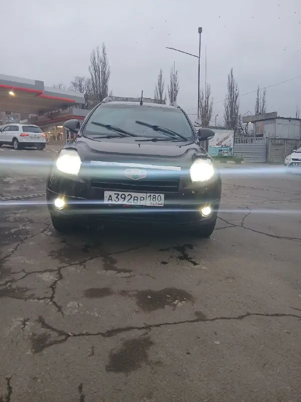 Продам geely emgrand x7 2014 2 литра механика в отличном состоянии двигатель работает ровно не дымит масло не расходует коробка отлично ходовка не брякает кузов в отличном состоянии снаружи и также по дну машина без вложений работает все два комплекта резины, по комплектации кондёр, полный электро пакет, парктроник, подогрев передних сидений, магнитафон андроид камера заднего вида мульти руль цена 770 тыс руб торг осмотр макеевка центр +79494662135 📞 звоните: +7(949)4662135 - фотография - 3