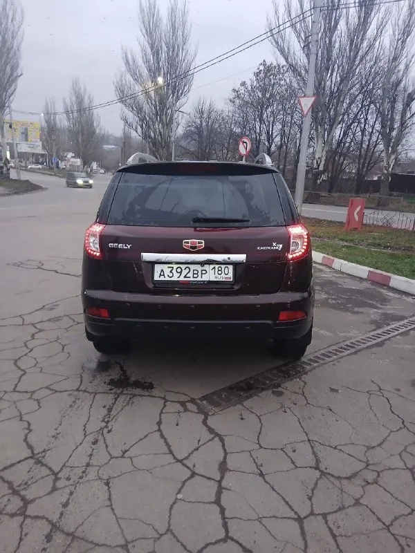 Продам geely emgrand x7 2014 2 литра механика в отличном состоянии двигатель работает ровно не дымит масло не расходует коробка отлично ходовка не брякает кузов в отличном состоянии снаружи и также по дну машина без вложений работает все два комплекта резины, по комплектации кондёр, полный электро пакет, парктроник, подогрев передних сидений, магнитафон андроид камера заднего вида мульти руль цена 770 тыс руб торг осмотр макеевка центр +79494662135 📞 звоните: +7(949)4662135 - фотография - 4