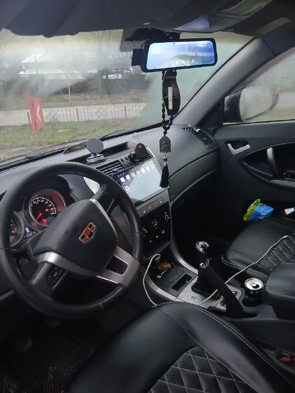 Продам geely emgrand x7 2014 2 литра механика в отличном состоянии двигатель работает ровно не дымит масло не расходует коробка отлично ходовка не брякает кузов в отличном состоянии снаружи и также по дну машина без вложений работает все два комплекта резины, по комплектации кондёр, полный электро пакет, парктроник, подогрев передних сидений, магнитафон андроид камера заднего вида мульти руль цена 770 тыс руб торг осмотр макеевка центр +79494662135 📞 звоните: +7(949)4662135 - фотография - 5