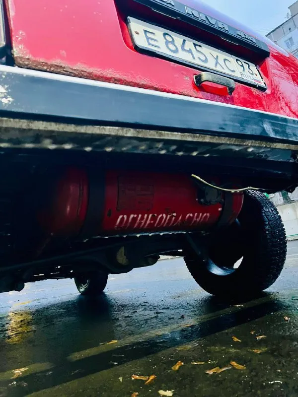 Продам ваз 2121 нива цена 255 000 р торг газ - бензин, газ работает отлично мосты раздатка все работают коробка 5 ступка литые диски с резиной ровные не бьют по трассе едет вибраций нет мотор тянет хорошо не дымит все в рабочем состоянии печка греет, поворотники стопы габариты ближний дальний раздатка понижайка все включается документы чистые без штрафов и запретов могу признать куда нужно смотреть город макеевка тел +79496380113 - фотография - 5