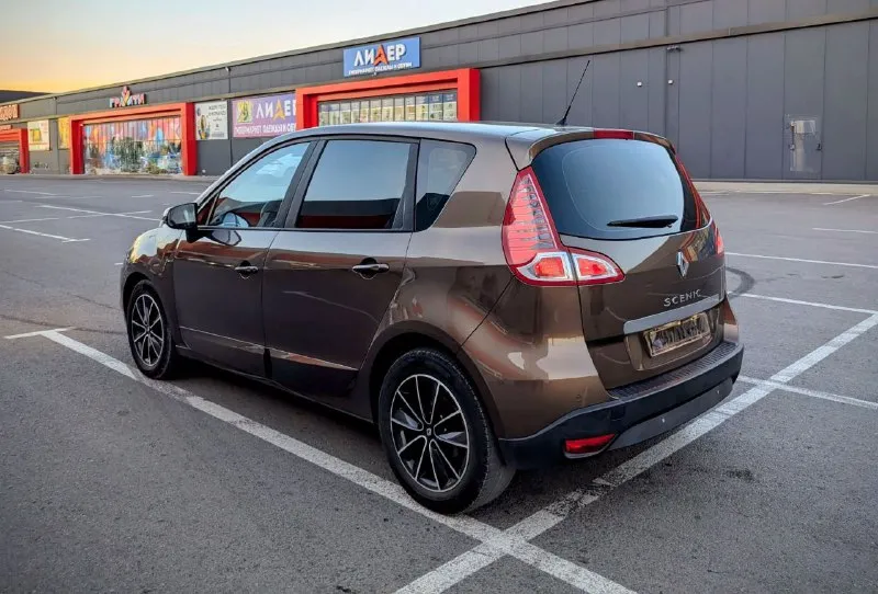Renault scenic iii, 2.0л, 1 хозяин, без дтп, идеальное состояние! продаётся renault scenic 2011 года в состоянии нового. машина по принципу «сел и поехал» без подводных камней. характеристики: двигатель: 2.0 л (140 л. с.), бензин коробка: автоматическая (классический гидротрансформатор) пробег: 140 000 км (оригинальный) владельцы: 1 птс: оригинал ключевые преимущества: идеальная автотека: без дтп, расчётов и выплат. заводской окрас: ни одна деталь не перекрашивалась. все стёкла родные: включая лобовое. богатая комплектация: двухзонный климат-контроль, круиз-контроль, датчики света/дождя, акпп tiptronic и др. отличное техническое состояние: полностью обслужен. запаска ни разу не ставилась. любые проверки приветствуются. машина для тех, кто ценит честность. цена: [950.000] торг у капота. телефон: [+7 949-493-25-03] [​+7 903 470 50 67] - фотография - 5