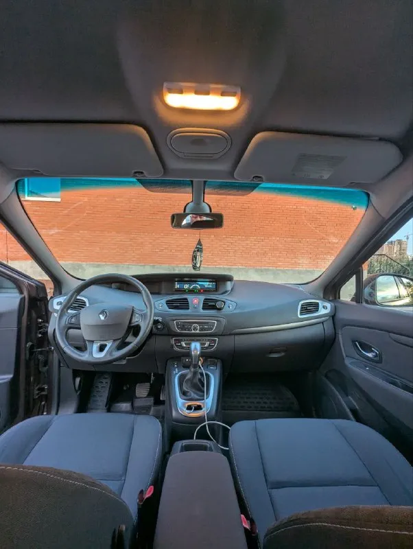 Renault scenic iii, 2.0л, 1 хозяин, без дтп, идеальное состояние! продаётся renault scenic 2011 года в состоянии нового. машина по принципу «сел и поехал» без подводных камней. характеристики: двигатель: 2.0 л (140 л. с.), бензин коробка: автоматическая (классический гидротрансформатор) пробег: 140 000 км (оригинальный) владельцы: 1 птс: оригинал ключевые преимущества: идеальная автотека: без дтп, расчётов и выплат. заводской окрас: ни одна деталь не перекрашивалась. все стёкла родные: включая лобовое. богатая комплектация: двухзонный климат-контроль, круиз-контроль, датчики света/дождя, акпп tiptronic и др. отличное техническое состояние: полностью обслужен. запаска ни разу не ставилась. любые проверки приветствуются. машина для тех, кто ценит честность. цена: [950.000] торг у капота. телефон: [+7 949-493-25-03] [​+7 903 470 50 67] - фотография - 9