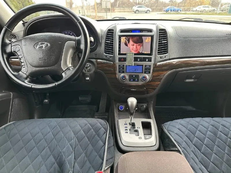Продам hyundai santa fe|2011г мотор 2.4 бензин работает идеально! коробка автомат полных привод 4х4 двухзонный климат круиз контроль подогрев сидений подогрев зеркал мульте руль монитор с навигацией bluetooth, aux, usb парктроники зад перед 2 ключа от собственницы осмотр-алчевск цена-1.195.000₽ все вопросы по телефону:+79595017203 - фотография - 8
