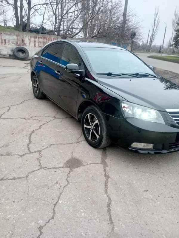 Продам geely emgrand год 2013 автомобиль в очень достойном состоянии без гнили и карозий двигатель 1,8 цеповой работает идеально масло от замены до замены лью 5w40 датчик света фары линзованые датчик дождя работает парктроники 4 стеклоподъёмники подушки безопасности гидроусилитель руля кондиционер работает холодит салон чистый и опрятный работает абсолютно каждая кнопочка резина лето и зима шиповка цена 455 т р торг автомобиль в г харцызск и просьба кому далеко ехать или скучно нескем поболтать не звоните не тратьте моё время спасибо за понимание. или меняю на строй материалы. документы в порядке любой вид оформления птс оригинал за 12 лет её существования 2 хозяина было произведено детеленг полировка кузова и покрыта керамикой +79494402032 - фотография - 2