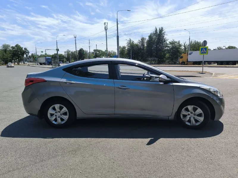 Марка: hyundai elantra ⚙️двигатель 1.6л ⛽️вид топлива:бензин 📅год выпуска: 2013 💴цена: 999 999 ₽ 🔥🔥🔥 🗺️пробег:260.000 км 📦кпп:автомат 📱номер телефона: +7-949-755-26-61; +7-990-026-20-61 📝описание: •кондиционер • 4 эл стекло подъёмники •усилитель руля • электро регулировки зеркал •подогревы сидений • мультимедия usb, aux bluetooth •мультируль 📲 tg: павел 📞 звоните: +7(949)7552661 - фотография - 6