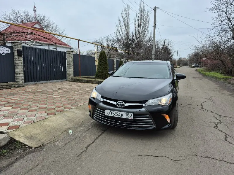 Продам toyota camri 2017 года, с простым и самым надёжным двигателем 2.5 и самая простая и надёжная коробка автомат aisin. машинка просто в шикарном состоянии сел и поехал кататься. масла, фильтра, колодки всё только обслужили. автомобиль вообще не нуждается в каких либо капитала вложений!!! цена 1.650.000 рублей, реальному покупателю реальный торг возле капота!!! осмотр старобешевский р-н, г. комсомольское для связи +79497403286,+79498003989 📞 звоните: +7(949)7403286 - фотография - 2
