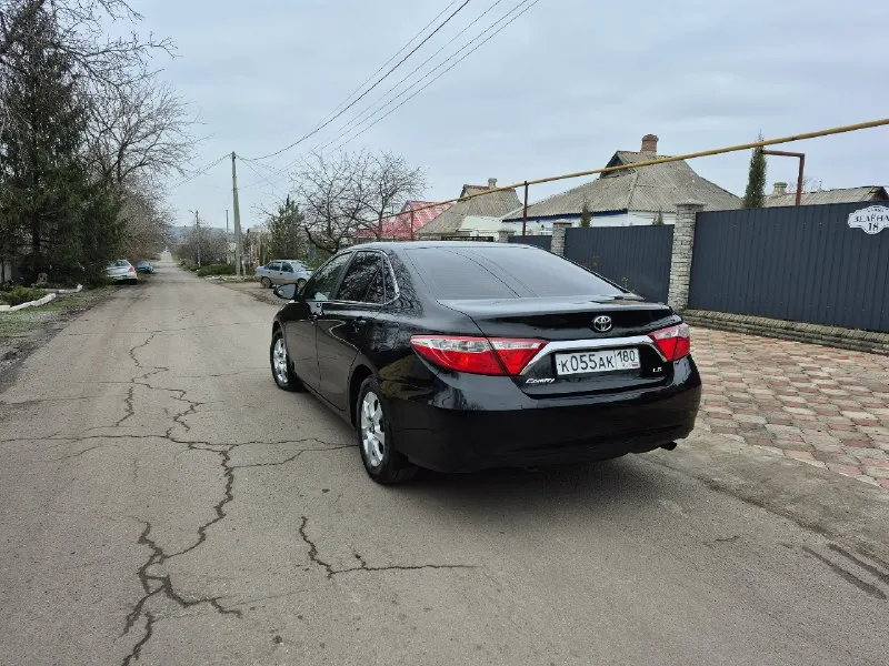 Продам toyota camri 2017 года, с простым и самым надёжным двигателем 2.5 и самая простая и надёжная коробка автомат aisin. машинка просто в шикарном состоянии сел и поехал кататься. масла, фильтра, колодки всё только обслужили. автомобиль вообще не нуждается в каких либо капитала вложений!!! цена 1.650.000 рублей, реальному покупателю реальный торг возле капота!!! осмотр старобешевский р-н, г. комсомольское для связи +79497403286,+79498003989 📞 звоните: +7(949)7403286 - фотография - 3