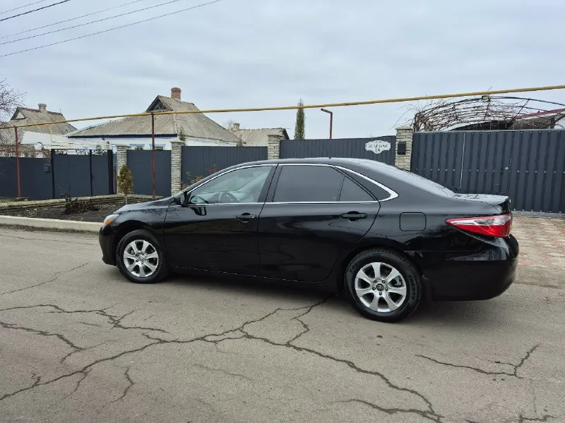 Продам toyota camri 2017 года, с простым и самым надёжным двигателем 2.5 и самая простая и надёжная коробка автомат aisin. машинка просто в шикарном состоянии сел и поехал кататься. масла, фильтра, колодки всё только обслужили. автомобиль вообще не нуждается в каких либо капитала вложений!!! цена 1.650.000 рублей, реальному покупателю реальный торг возле капота!!! осмотр старобешевский р-н, г. комсомольское для связи +79497403286,+79498003989 📞 звоните: +7(949)7403286 - фотография - 4