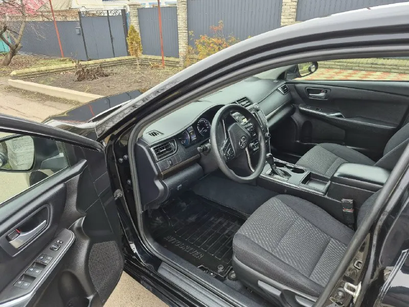 Продам toyota camri 2017 года, с простым и самым надёжным двигателем 2.5 и самая простая и надёжная коробка автомат aisin. машинка просто в шикарном состоянии сел и поехал кататься. масла, фильтра, колодки всё только обслужили. автомобиль вообще не нуждается в каких либо капитала вложений!!! цена 1.650.000 рублей, реальному покупателю реальный торг возле капота!!! осмотр старобешевский р-н, г. комсомольское для связи +79497403286,+79498003989 📞 звоните: +7(949)7403286 - фотография - 5