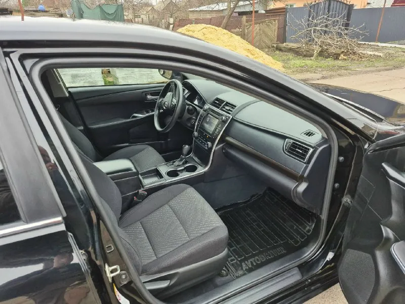 Продам toyota camri 2017 года, с простым и самым надёжным двигателем 2.5 и самая простая и надёжная коробка автомат aisin. машинка просто в шикарном состоянии сел и поехал кататься. масла, фильтра, колодки всё только обслужили. автомобиль вообще не нуждается в каких либо капитала вложений!!! цена 1.650.000 рублей, реальному покупателю реальный торг возле капота!!! осмотр старобешевский р-н, г. комсомольское для связи +79497403286,+79498003989 📞 звоните: +7(949)7403286 - фотография - 6