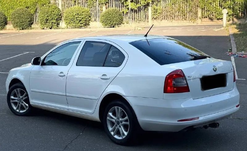 Продам skoda octavia 1.8 tsi на автомате (6-ти ступенчатый aisin) в отличной комплектации чешская сборка 2012 год, передний привод собственник оригинальный пробег 167 тыс. км полностью обслужена новая летняя резина абсолютно все работает без рыжиков, гнили и тд. комплектация elegance+: мультируль датчик дождя и света автокорректор фар омыватель фар заводской ксенон+лед в противотуманках и габаритах+динамический повторитель в зеркалах круиз-контроль премиальная акустика bolero 2-х зонный климат контроль подогрев передних сидений и задних, зеркал и заднего стекла складывание зеркал стеклоочиститель заднего стекла 4 электростеклоподъемника с доводчиком передний подлокотник и задний парктроники задние датчик давления в шинах 2 ключа и тд. цена 1🍋245 возможна продажа в кредит машина находится в донецке торг у капота +79495776572 📞 звоните: +7(949)5776572 - фотография - 3