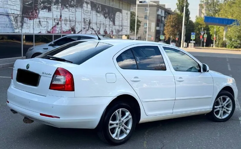 Продам skoda octavia 1.8 tsi на автомате (6-ти ступенчатый aisin) в отличной комплектации чешская сборка 2012 год, передний привод собственник оригинальный пробег 167 тыс. км полностью обслужена новая летняя резина абсолютно все работает без рыжиков, гнили и тд. комплектация elegance+: мультируль датчик дождя и света автокорректор фар омыватель фар заводской ксенон+лед в противотуманках и габаритах+динамический повторитель в зеркалах круиз-контроль премиальная акустика bolero 2-х зонный климат контроль подогрев передних сидений и задних, зеркал и заднего стекла складывание зеркал стеклоочиститель заднего стекла 4 электростеклоподъемника с доводчиком передний подлокотник и задний парктроники задние датчик давления в шинах 2 ключа и тд. цена 1🍋245 возможна продажа в кредит машина находится в донецке торг у капота +79495776572 📞 звоните: +7(949)5776572 - фотография - 5
