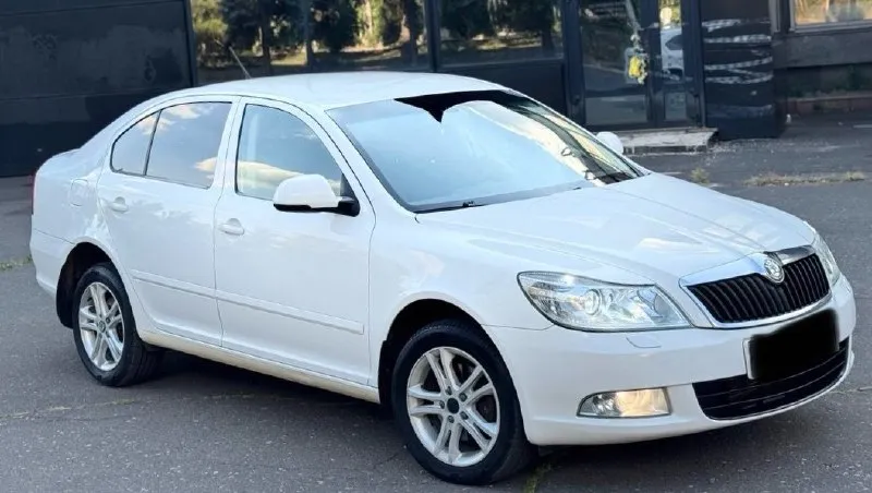 Продам skoda octavia 1.8 tsi на автомате (6-ти ступенчатый aisin) в отличной комплектации чешская сборка 2012 год, передний привод собственник оригинальный пробег 167 тыс. км полностью обслужена новая летняя резина абсолютно все работает без рыжиков, гнили и тд. комплектация elegance+: мультируль датчик дождя и света автокорректор фар омыватель фар заводской ксенон+лед в противотуманках и габаритах+динамический повторитель в зеркалах круиз-контроль премиальная акустика bolero 2-х зонный климат контроль подогрев передних сидений и задних, зеркал и заднего стекла складывание зеркал стеклоочиститель заднего стекла 4 электростеклоподъемника с доводчиком передний подлокотник и задний парктроники задние датчик давления в шинах 2 ключа и тд. цена 1🍋245 возможна продажа в кредит машина находится в донецке торг у капота +79495776572 📞 звоните: +7(949)5776572 - фотография - 6